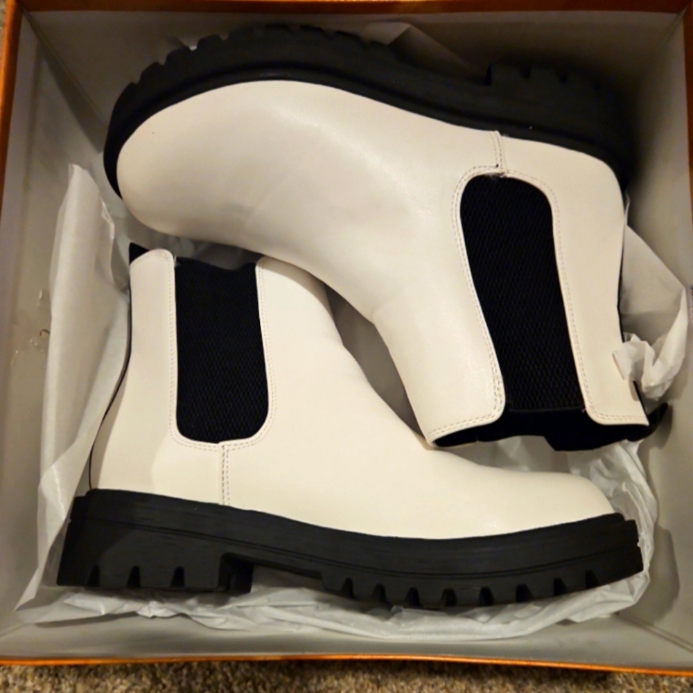 Unr8ed pop white boots brand new!